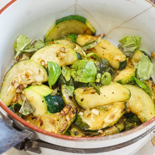 courgettes sautées à l'ail et au basilic